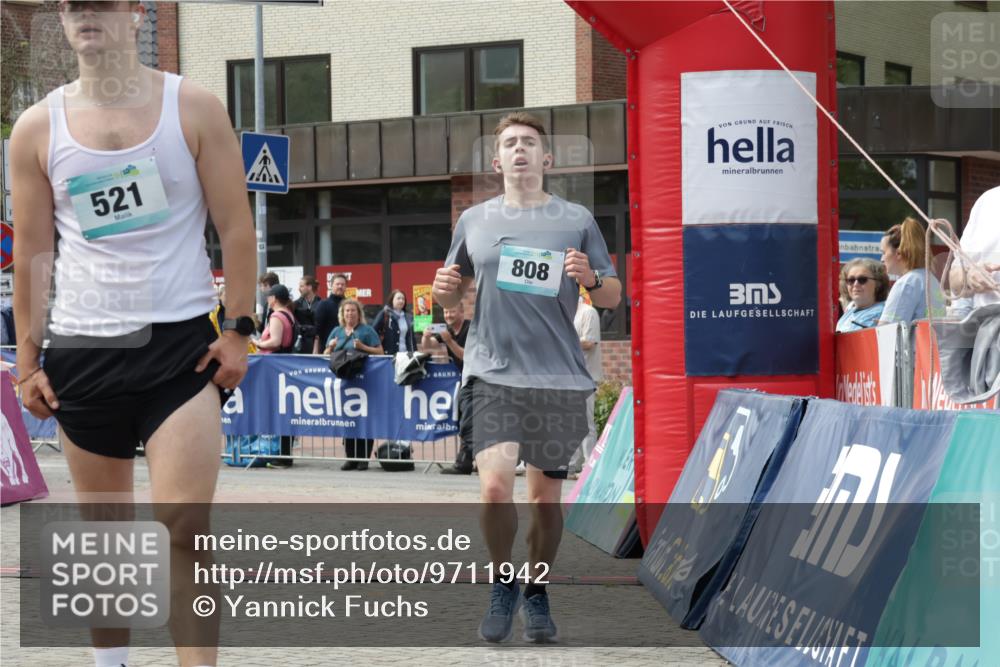 10.05.2026 - 8. Wedeler Halbmarathon Yannick Fuchs http://msf.ph/oto/9711942 10.05.2026 11:24:47 Ziel 99, 521, 808, 2181 meine-sportfotos.de
