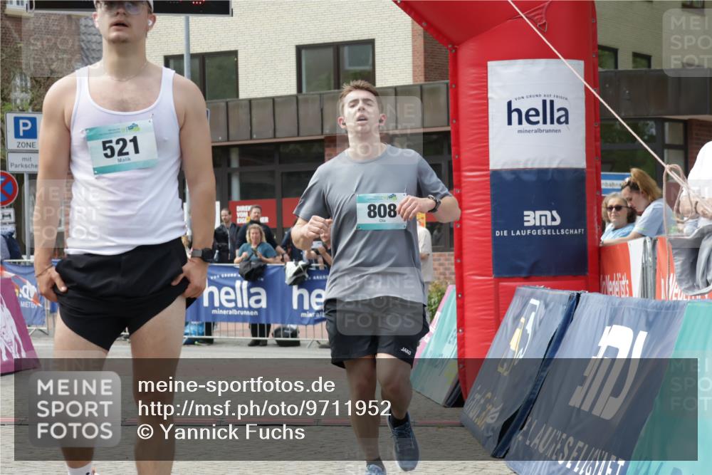 10.05.2026 - 8. Wedeler Halbmarathon Yannick Fuchs http://msf.ph/oto/9711952 10.05.2026 11:24:47 Ziel 99, 521, 808, 2181 meine-sportfotos.de