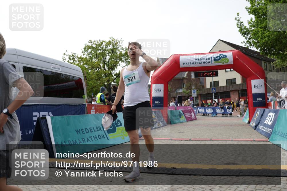 10.05.2026 - 8. Wedeler Halbmarathon Yannick Fuchs http://msf.ph/oto/9711986 10.05.2026 11:24:51 Ziel 808 meine-sportfotos.de
