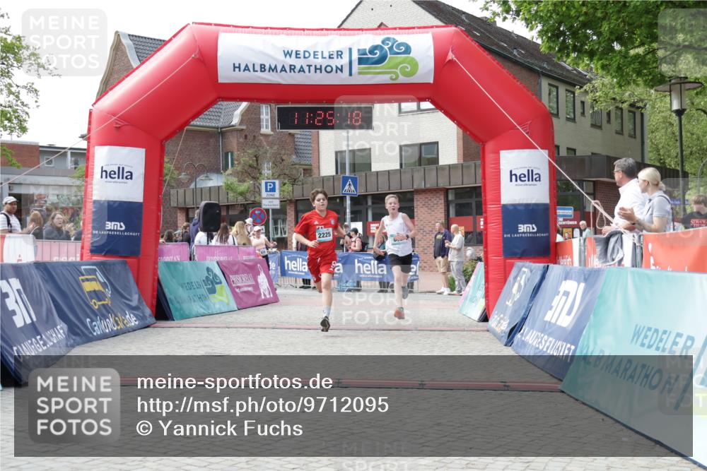 10.05.2026 - 8. Wedeler Halbmarathon Yannick Fuchs http://msf.ph/oto/9712095 10.05.2026 11:25:16 Ziel 803, 838, 2225 meine-sportfotos.de