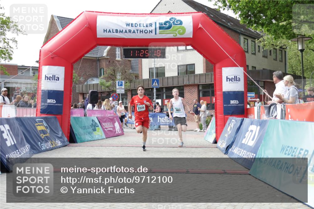 10.05.2026 - 8. Wedeler Halbmarathon Yannick Fuchs http://msf.ph/oto/9712100 10.05.2026 11:25:16 Ziel 803, 838, 2225 meine-sportfotos.de