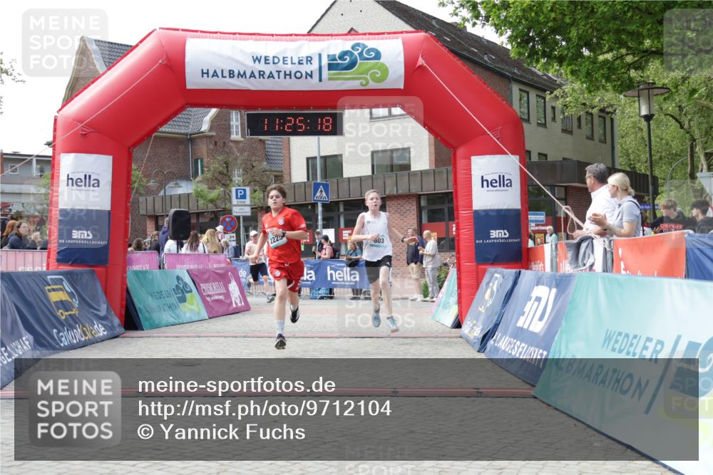 10.05.2026 - 8. Wedeler Halbmarathon Yannick Fuchs http://msf.ph/oto/9712104 10.05.2026 11:25:16 Ziel 803, 838, 2225 meine-sportfotos.de