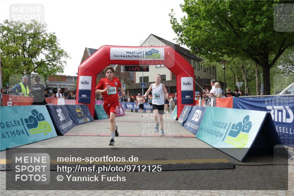 10.05.2026 - 8. Wedeler Halbmarathon Yannick Fuchs http://msf.ph/oto/9712125 10.05.2026 11:25:17 Ziel 803, 838, 2225 meine-sportfotos.de