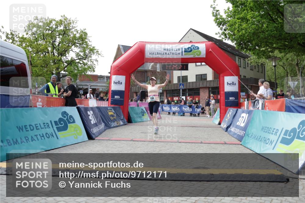 10.05.2026 - 8. Wedeler Halbmarathon Yannick Fuchs http://msf.ph/oto/9712171 10.05.2026 11:25:20 Ziel 561, 803, 838, 884, 2225, 2243 meine-sportfotos.de