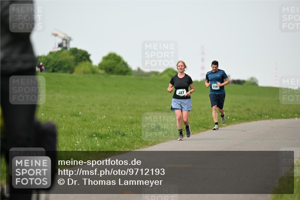 10.05.2026 - 8. Wedeler Halbmarathon Dr. Thomas Lammeyer http://msf.ph/oto/9712193 10.05.2026 12:07:59 Laufen 327, 556 meine-sportfotos.de