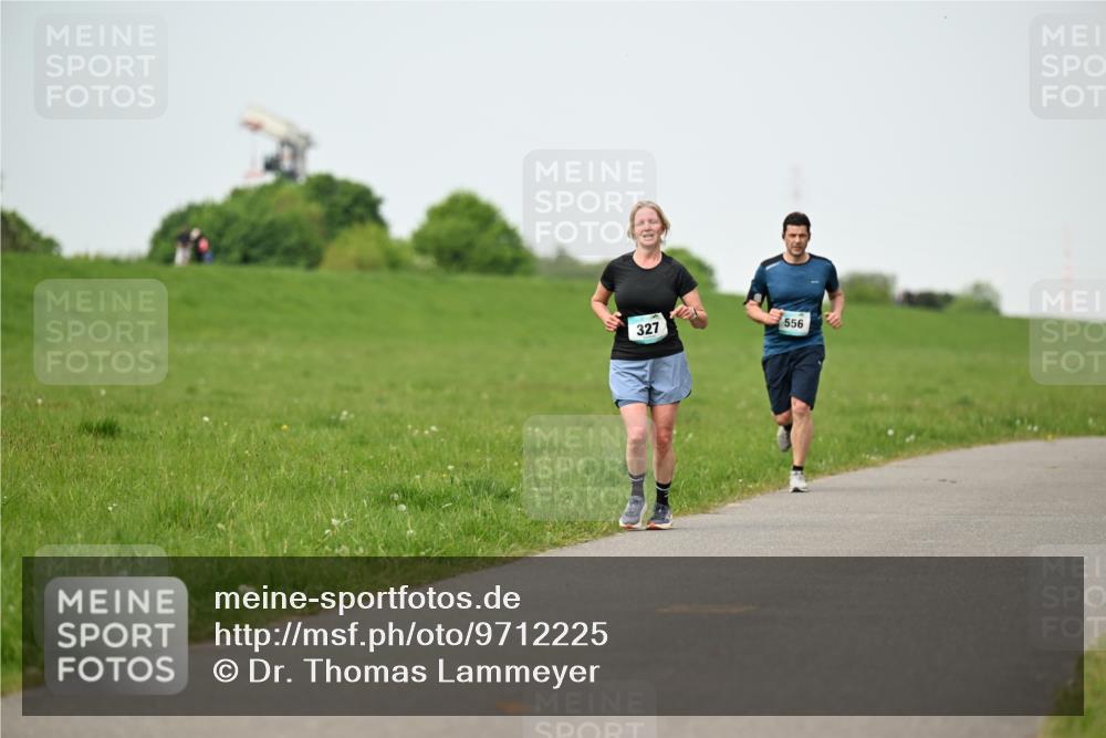 10.05.2026 - 8. Wedeler Halbmarathon Dr. Thomas Lammeyer http://msf.ph/oto/9712225 10.05.2026 12:08:01 Laufen 327, 556 meine-sportfotos.de