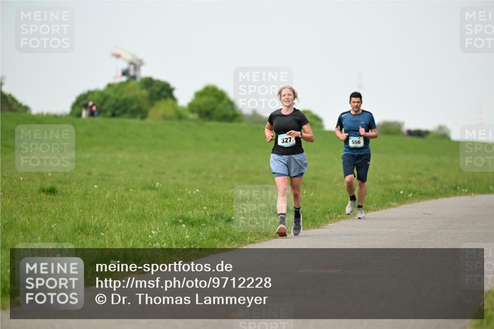 10.05.2026 - 8. Wedeler Halbmarathon Dr. Thomas Lammeyer http://msf.ph/oto/9712228 10.05.2026 12:08:01 Laufen 327, 556 meine-sportfotos.de