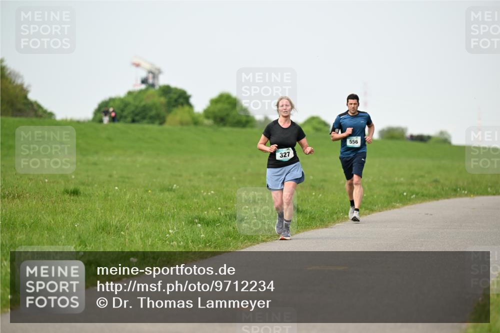 10.05.2026 - 8. Wedeler Halbmarathon Dr. Thomas Lammeyer http://msf.ph/oto/9712234 10.05.2026 12:08:01 Laufen 327, 556 meine-sportfotos.de