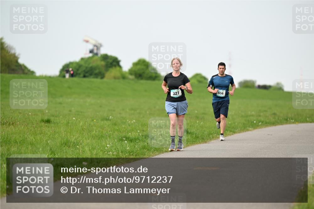 10.05.2026 - 8. Wedeler Halbmarathon Dr. Thomas Lammeyer http://msf.ph/oto/9712237 10.05.2026 12:08:01 Laufen 327, 556 meine-sportfotos.de