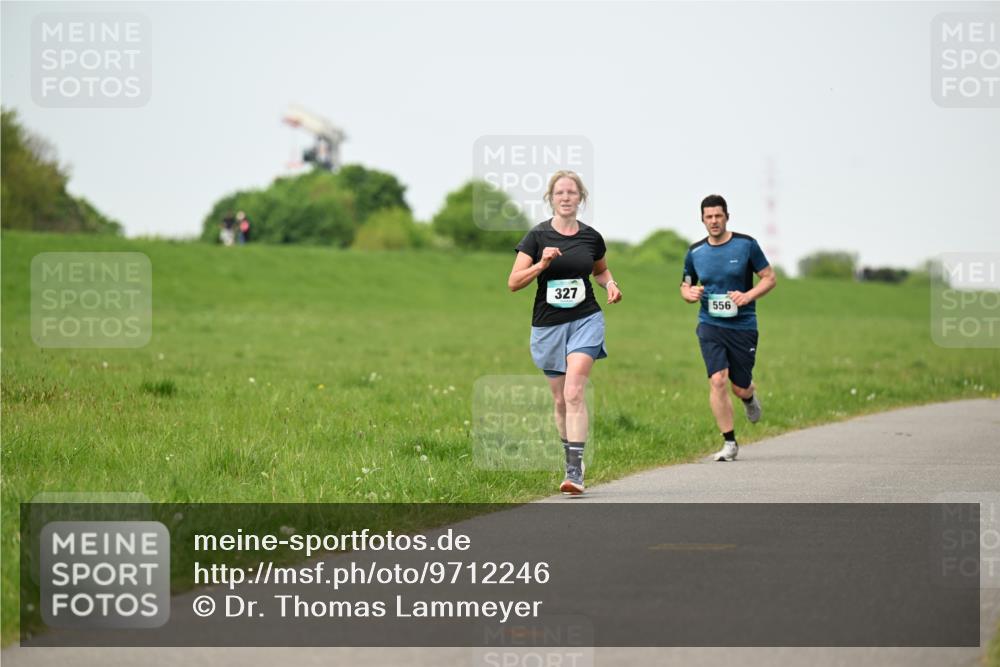 10.05.2026 - 8. Wedeler Halbmarathon Dr. Thomas Lammeyer http://msf.ph/oto/9712246 10.05.2026 12:08:02 Laufen 327, 556 meine-sportfotos.de