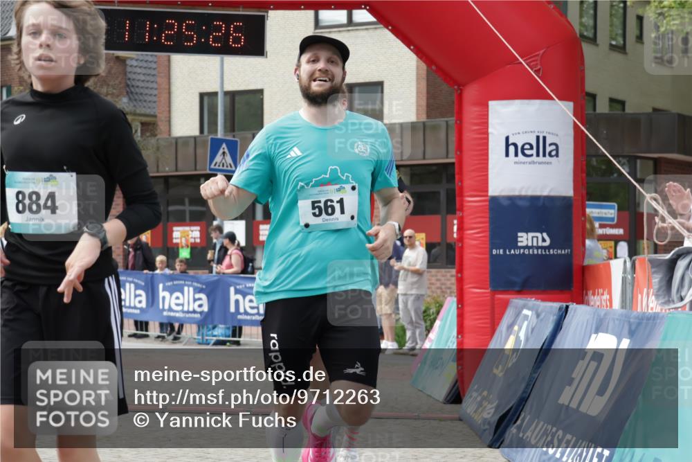 10.05.2026 - 8. Wedeler Halbmarathon Yannick Fuchs http://msf.ph/oto/9712263 10.05.2026 11:25:25 Ziel 561, 838, 884, 2243 meine-sportfotos.de
