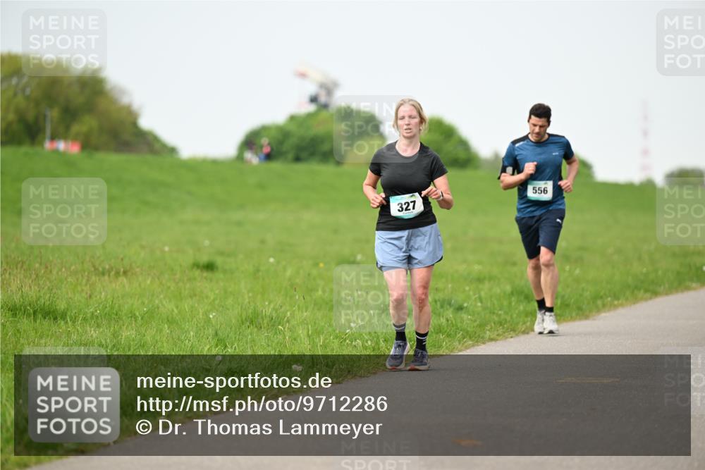 10.05.2026 - 8. Wedeler Halbmarathon Dr. Thomas Lammeyer http://msf.ph/oto/9712286 10.05.2026 12:08:04 Laufen 327, 556 meine-sportfotos.de