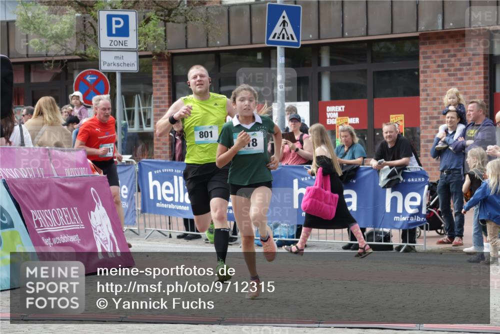 10.05.2026 - 8. Wedeler Halbmarathon Yannick Fuchs http://msf.ph/oto/9712315 10.05.2026 11:25:36 Ziel 518, 801, 2117 meine-sportfotos.de