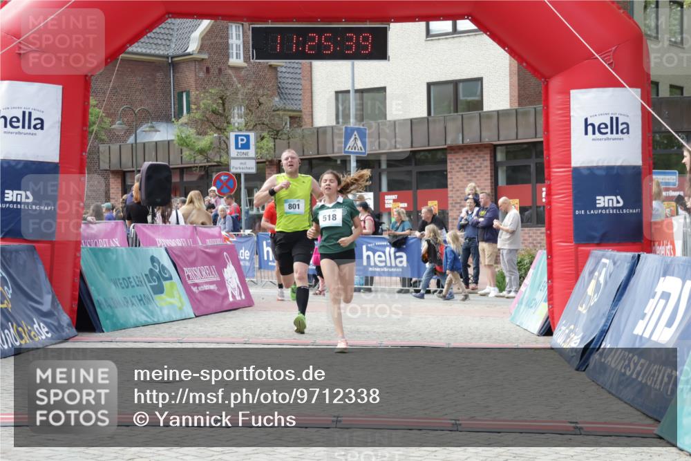 10.05.2026 - 8. Wedeler Halbmarathon Yannick Fuchs http://msf.ph/oto/9712338 10.05.2026 11:25:37 Ziel 518, 801, 2117 meine-sportfotos.de