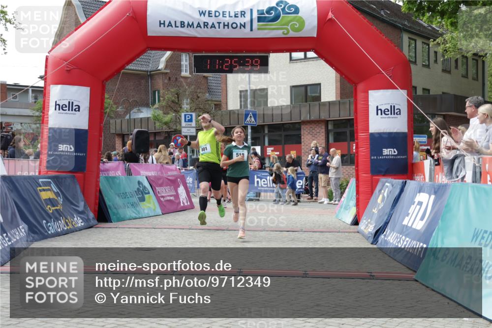 10.05.2026 - 8. Wedeler Halbmarathon Yannick Fuchs http://msf.ph/oto/9712349 10.05.2026 11:25:37 Ziel 518, 801, 2117 meine-sportfotos.de