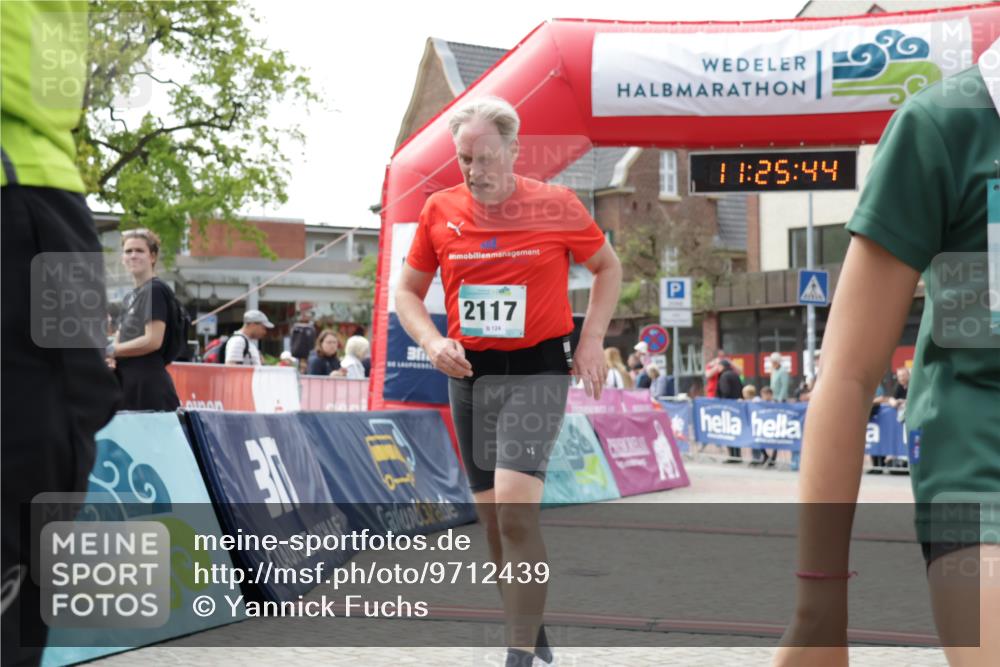 10.05.2026 - 8. Wedeler Halbmarathon Yannick Fuchs http://msf.ph/oto/9712439 10.05.2026 11:25:42 Ziel 518, 801, 2117 meine-sportfotos.de