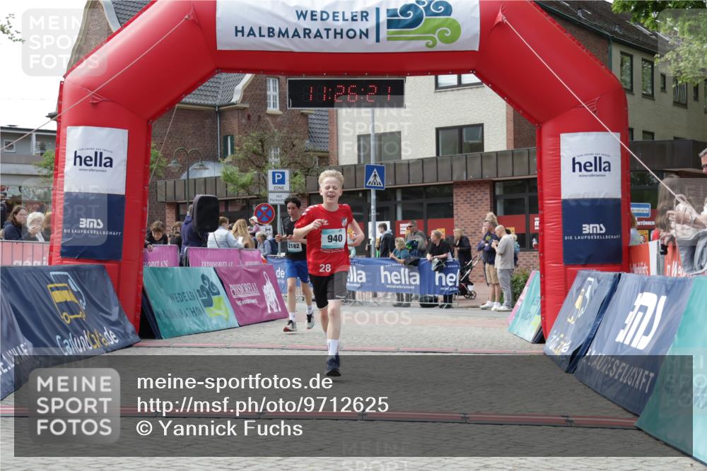10.05.2026 - 8. Wedeler Halbmarathon Yannick Fuchs http://msf.ph/oto/9712625 10.05.2026 11:26:19 Ziel 940, 2046, 2182 meine-sportfotos.de