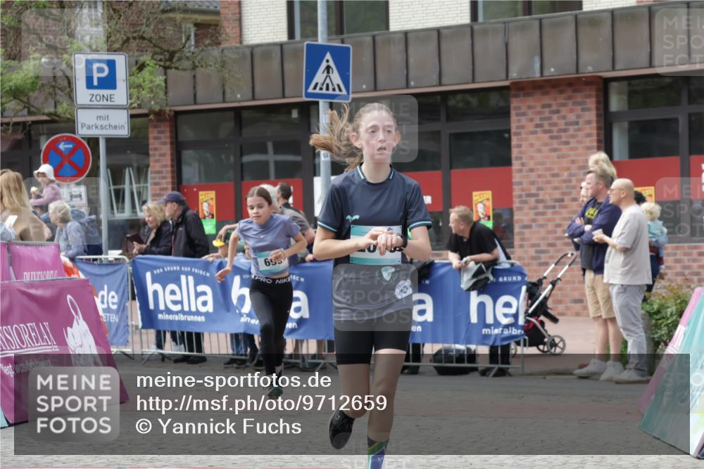 10.05.2026 - 8. Wedeler Halbmarathon Yannick Fuchs http://msf.ph/oto/9712659 10.05.2026 11:26:24 Ziel 572, 699, 841, 842, 940, 2046, 2182 meine-sportfotos.de