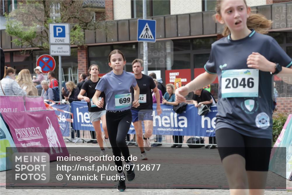 10.05.2026 - 8. Wedeler Halbmarathon Yannick Fuchs http://msf.ph/oto/9712677 10.05.2026 11:26:25 Ziel 572, 699, 841, 842, 2046, 2157, 2182 meine-sportfotos.de