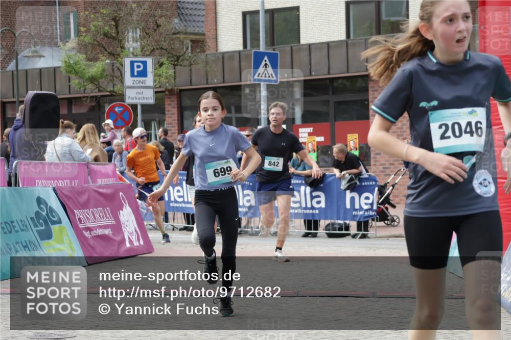 10.05.2026 - 8. Wedeler Halbmarathon Yannick Fuchs http://msf.ph/oto/9712682 10.05.2026 11:26:26 Ziel 572, 699, 841, 842, 2046, 2157, 2182 meine-sportfotos.de