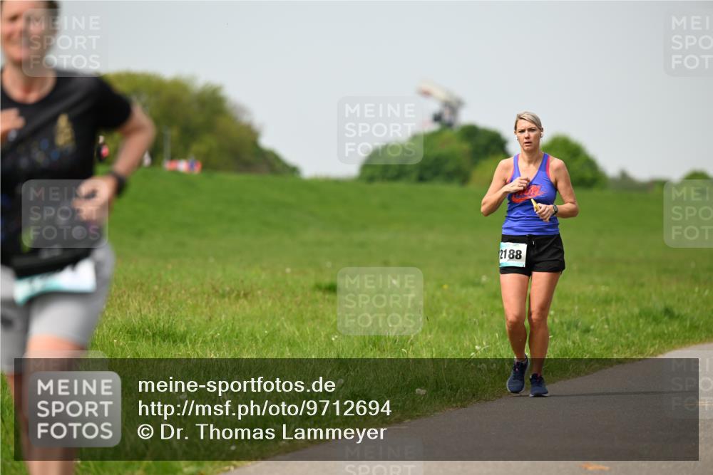 10.05.2026 - 8. Wedeler Halbmarathon Dr. Thomas Lammeyer http://msf.ph/oto/9712694 10.05.2026 12:09:25 Laufen 2188 meine-sportfotos.de