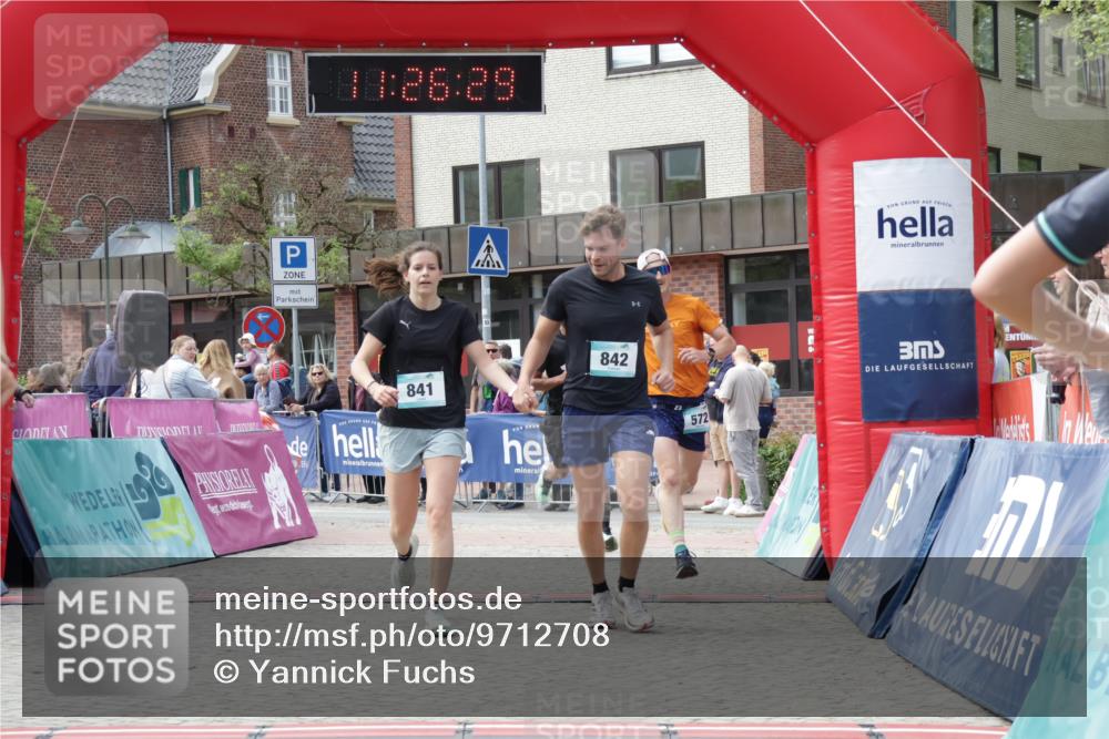 10.05.2026 - 8. Wedeler Halbmarathon Yannick Fuchs http://msf.ph/oto/9712708 10.05.2026 11:26:28 Ziel 572, 699, 841, 842, 2046, 2157 meine-sportfotos.de