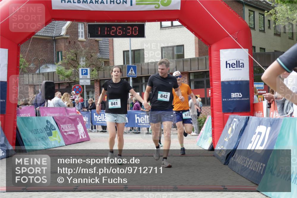 10.05.2026 - 8. Wedeler Halbmarathon Yannick Fuchs http://msf.ph/oto/9712711 10.05.2026 11:26:28 Ziel 572, 699, 841, 842, 2046, 2157 meine-sportfotos.de