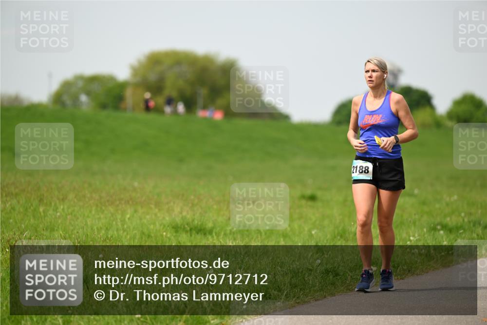 10.05.2026 - 8. Wedeler Halbmarathon Dr. Thomas Lammeyer http://msf.ph/oto/9712712 10.05.2026 12:09:26 Laufen 2188 meine-sportfotos.de