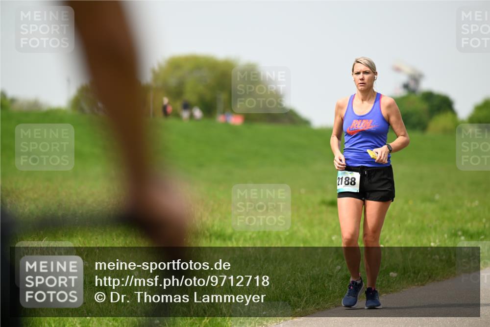 10.05.2026 - 8. Wedeler Halbmarathon Dr. Thomas Lammeyer http://msf.ph/oto/9712718 10.05.2026 12:09:27 Laufen 2188 meine-sportfotos.de