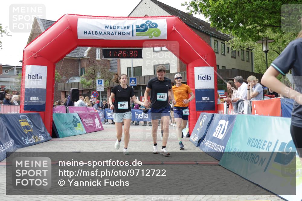 10.05.2026 - 8. Wedeler Halbmarathon Yannick Fuchs http://msf.ph/oto/9712722 10.05.2026 11:26:28 Ziel 572, 699, 841, 842, 2046, 2157 meine-sportfotos.de