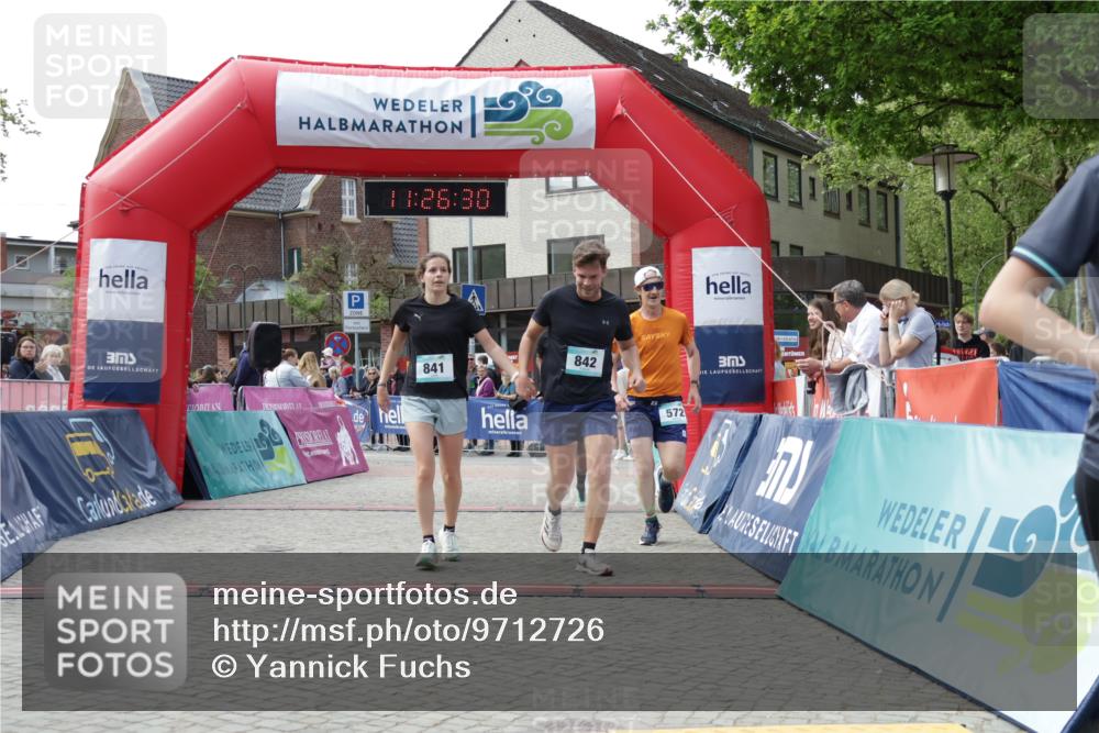 10.05.2026 - 8. Wedeler Halbmarathon Yannick Fuchs http://msf.ph/oto/9712726 10.05.2026 11:26:29 Ziel 572, 699, 841, 842, 2046, 2157 meine-sportfotos.de