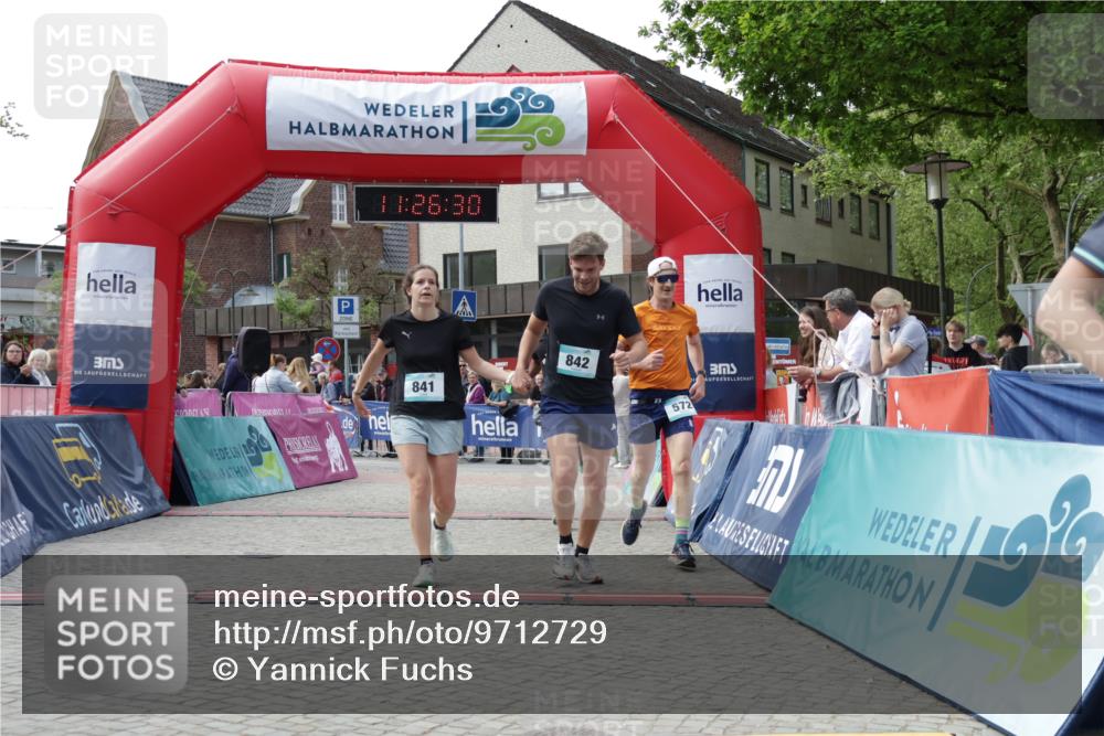 10.05.2026 - 8. Wedeler Halbmarathon Yannick Fuchs http://msf.ph/oto/9712729 10.05.2026 11:26:29 Ziel 572, 699, 841, 842, 2046, 2157 meine-sportfotos.de