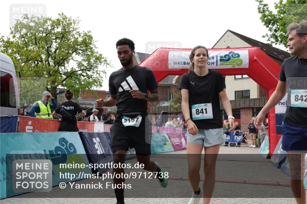 10.05.2026 - 8. Wedeler Halbmarathon Yannick Fuchs http://msf.ph/oto/9712738 10.05.2026 11:26:31 Ziel 572, 699, 841, 842, 2157 meine-sportfotos.de