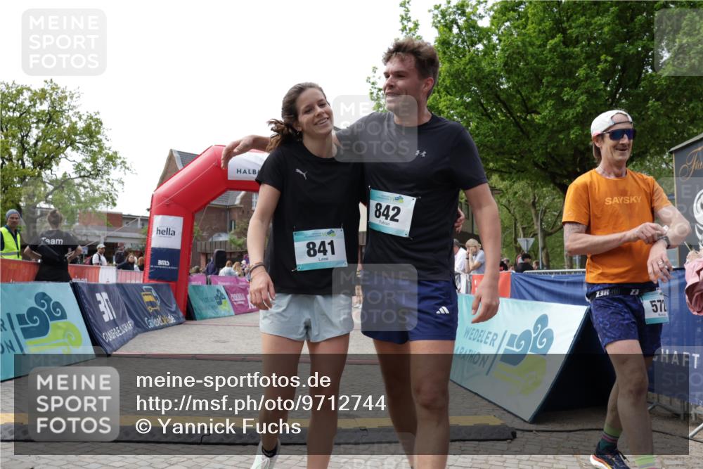 10.05.2026 - 8. Wedeler Halbmarathon Yannick Fuchs http://msf.ph/oto/9712744 10.05.2026 11:26:32 Ziel 572, 841, 842, 2157 meine-sportfotos.de
