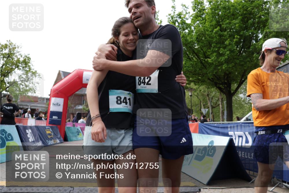 10.05.2026 - 8. Wedeler Halbmarathon Yannick Fuchs http://msf.ph/oto/9712755 10.05.2026 11:26:33 Ziel 572, 841, 842, 2157 meine-sportfotos.de