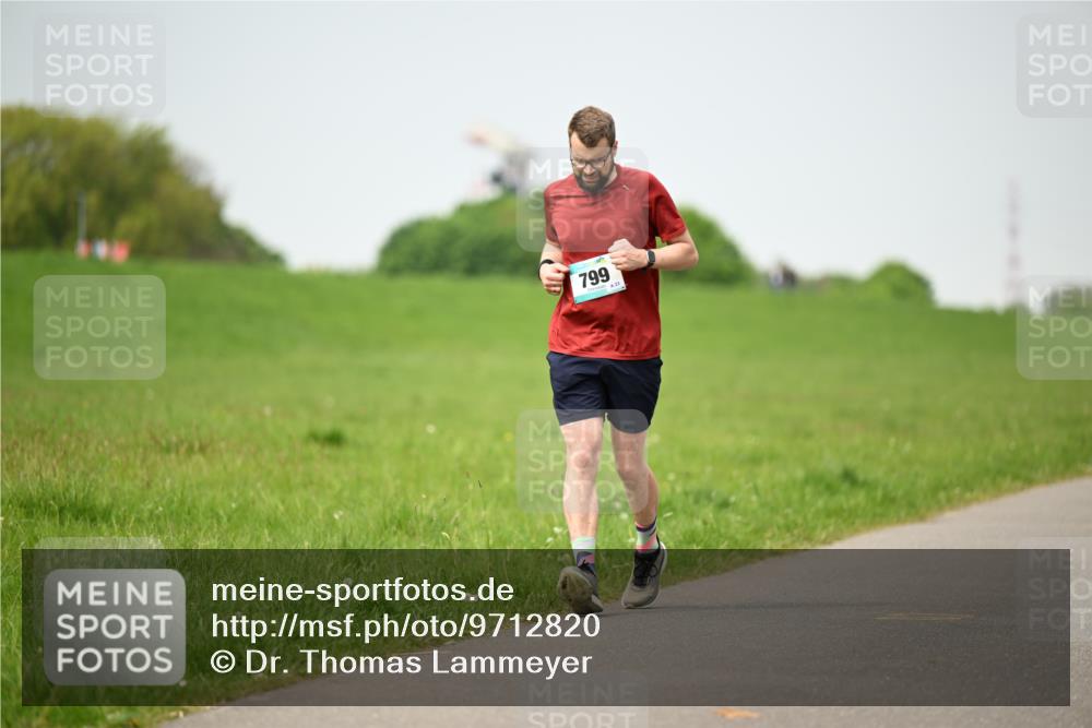 10.05.2026 - 8. Wedeler Halbmarathon Dr. Thomas Lammeyer http://msf.ph/oto/9712820 10.05.2026 12:10:30 Laufen 799 meine-sportfotos.de