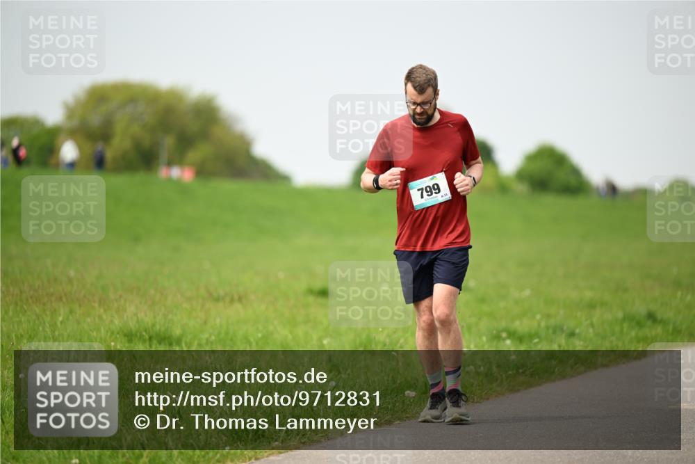 10.05.2026 - 8. Wedeler Halbmarathon Dr. Thomas Lammeyer http://msf.ph/oto/9712831 10.05.2026 12:10:31 Laufen 799 meine-sportfotos.de