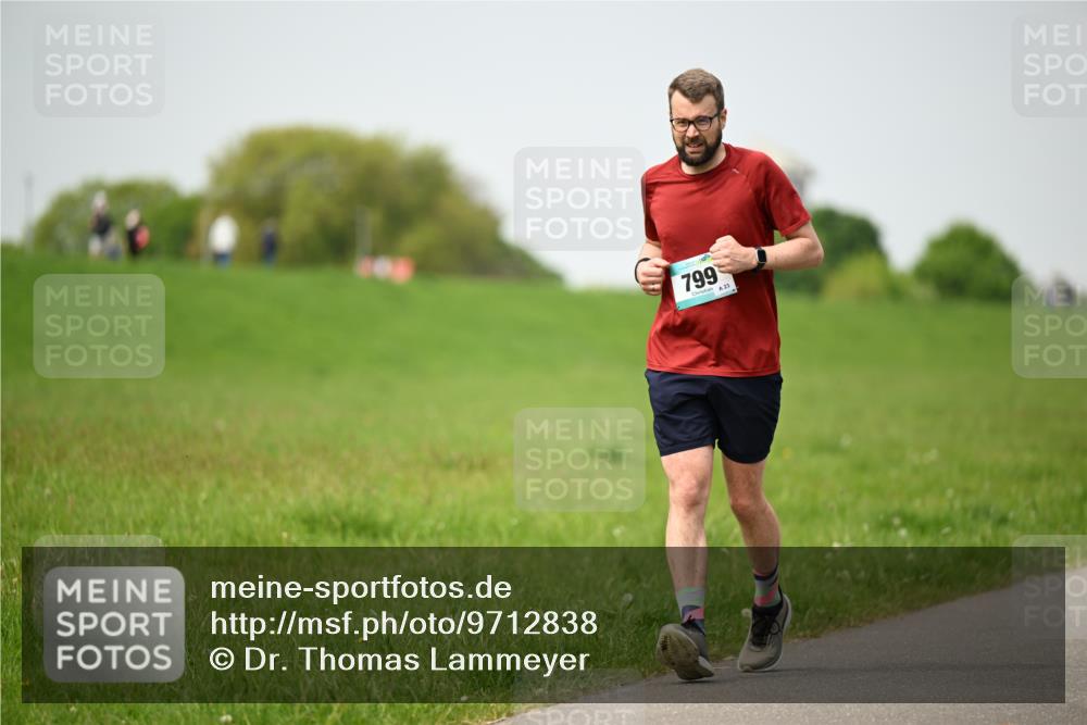10.05.2026 - 8. Wedeler Halbmarathon Dr. Thomas Lammeyer http://msf.ph/oto/9712838 10.05.2026 12:10:32 Laufen 799 meine-sportfotos.de