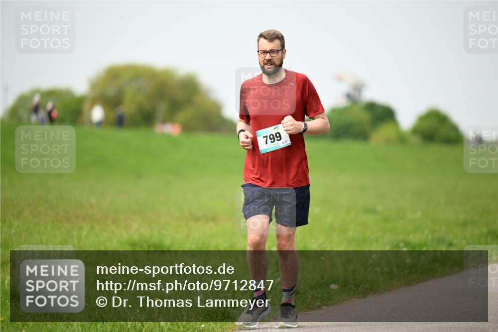 10.05.2026 - 8. Wedeler Halbmarathon Dr. Thomas Lammeyer http://msf.ph/oto/9712847 10.05.2026 12:10:33 Laufen 799 meine-sportfotos.de