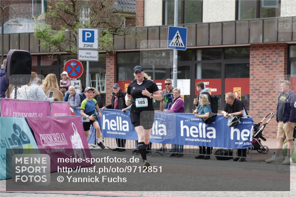 10.05.2026 - 8. Wedeler Halbmarathon Yannick Fuchs http://msf.ph/oto/9712851 10.05.2026 11:27:02 Ziel 60, 565, 967 meine-sportfotos.de