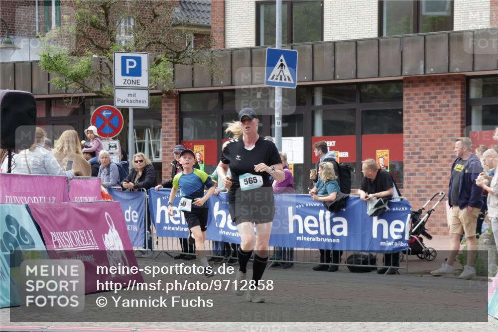 10.05.2026 - 8. Wedeler Halbmarathon Yannick Fuchs http://msf.ph/oto/9712858 10.05.2026 11:27:02 Ziel 60, 565, 967 meine-sportfotos.de