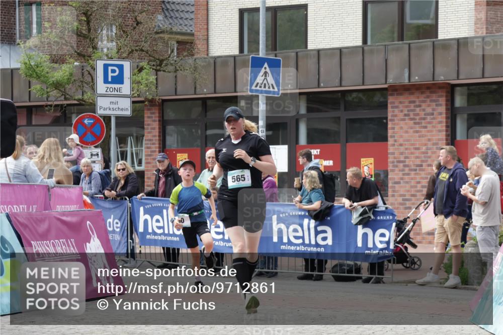 10.05.2026 - 8. Wedeler Halbmarathon Yannick Fuchs http://msf.ph/oto/9712861 10.05.2026 11:27:03 Ziel 60, 565, 967 meine-sportfotos.de