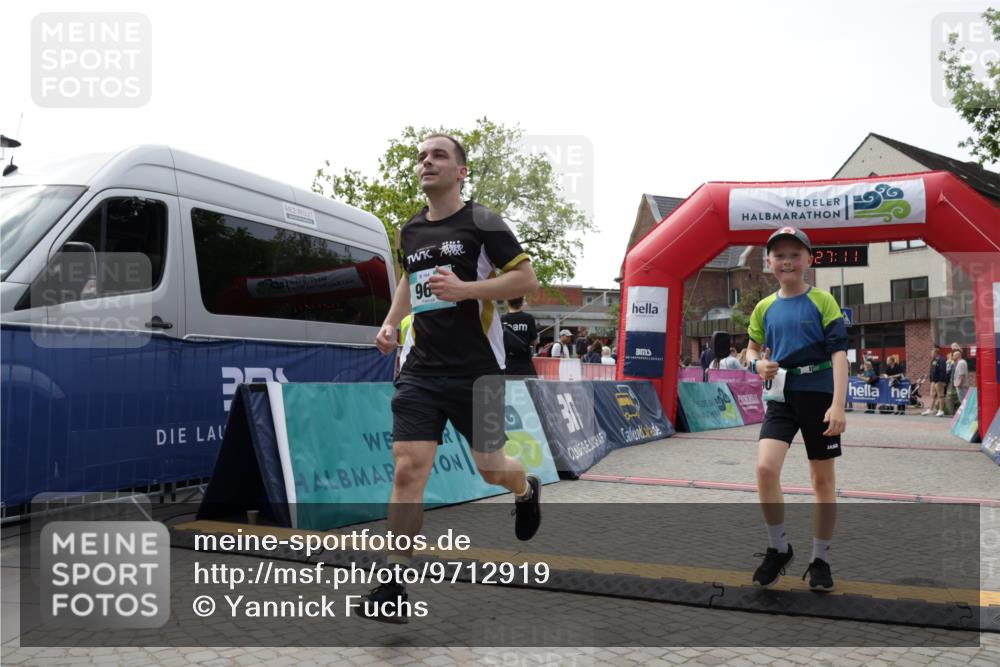 10.05.2026 - 8. Wedeler Halbmarathon Yannick Fuchs http://msf.ph/oto/9712919 10.05.2026 11:27:09 Ziel 60, 565, 967 meine-sportfotos.de