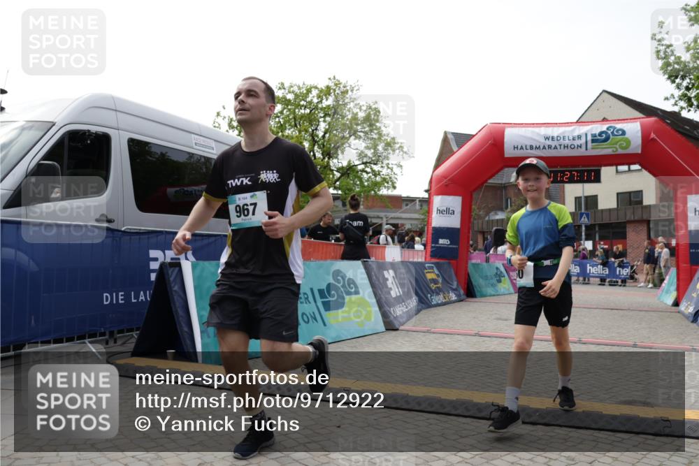 10.05.2026 - 8. Wedeler Halbmarathon Yannick Fuchs http://msf.ph/oto/9712922 10.05.2026 11:27:09 Ziel 60, 565, 967 meine-sportfotos.de