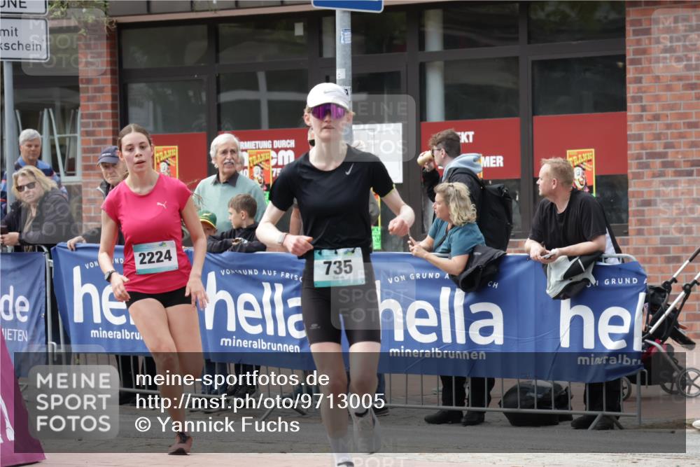 10.05.2026 - 8. Wedeler Halbmarathon Yannick Fuchs http://msf.ph/oto/9713005 10.05.2026 11:27:22 Ziel 230, 735, 2139, 2224 meine-sportfotos.de