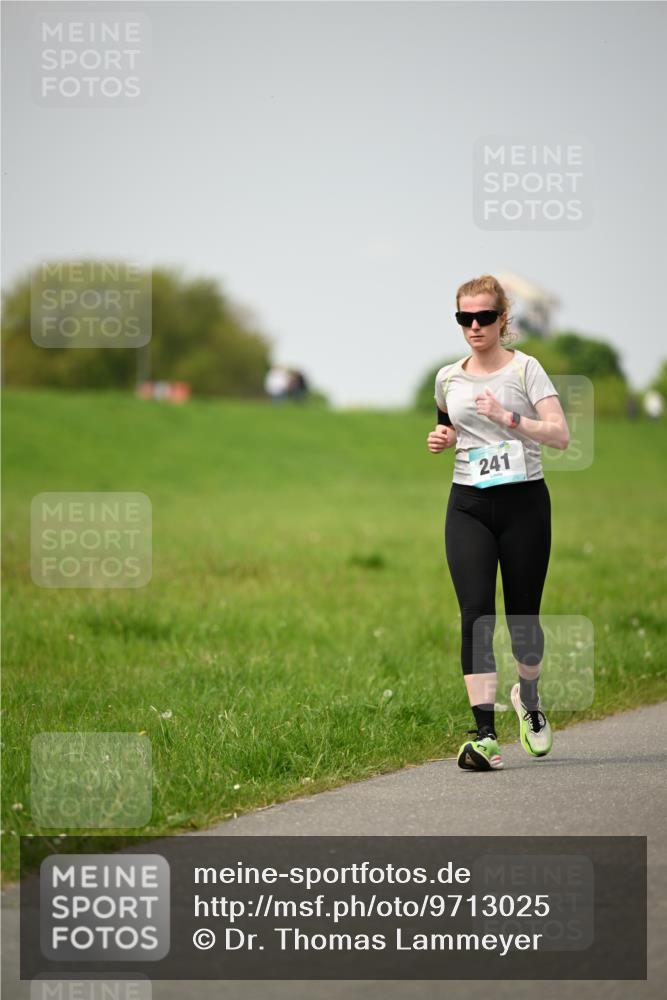 10.05.2026 - 8. Wedeler Halbmarathon Dr. Thomas Lammeyer http://msf.ph/oto/9713025 10.05.2026 12:12:33 Laufen 241 meine-sportfotos.de