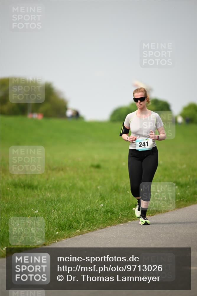 10.05.2026 - 8. Wedeler Halbmarathon Dr. Thomas Lammeyer http://msf.ph/oto/9713026 10.05.2026 12:12:33 Laufen 241 meine-sportfotos.de