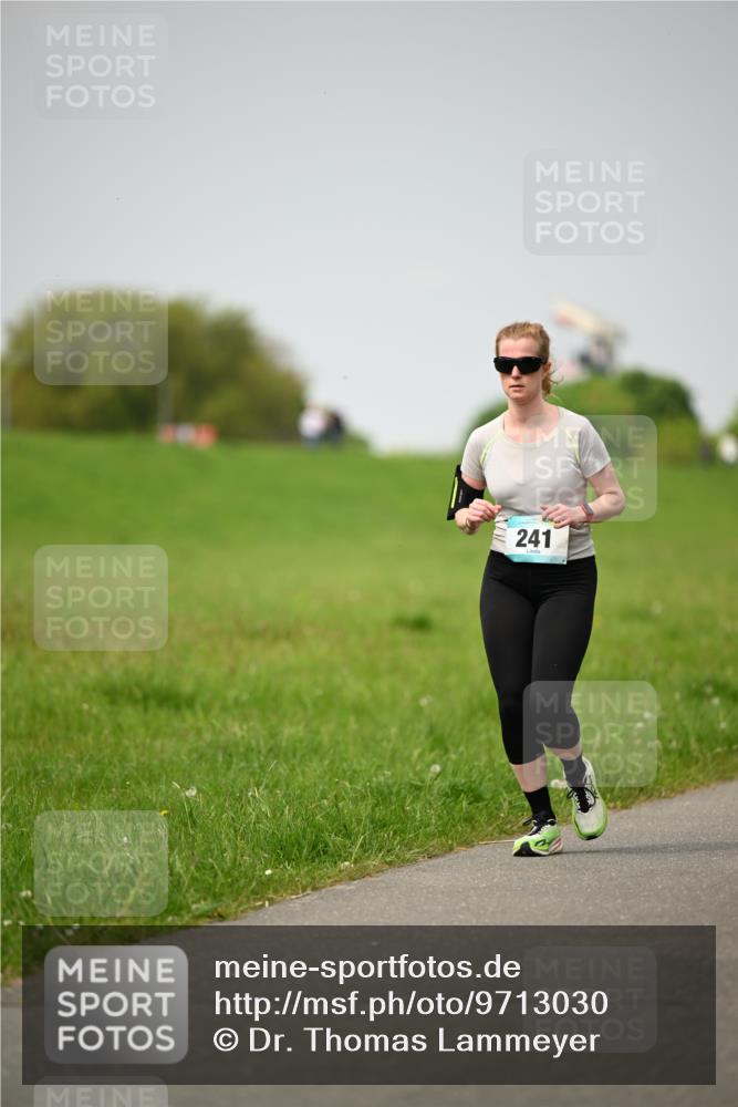 10.05.2026 - 8. Wedeler Halbmarathon Dr. Thomas Lammeyer http://msf.ph/oto/9713030 10.05.2026 12:12:33 Laufen 241 meine-sportfotos.de
