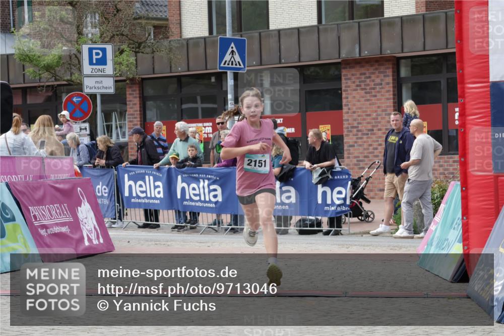 10.05.2026 - 8. Wedeler Halbmarathon Yannick Fuchs http://msf.ph/oto/9713046 10.05.2026 11:27:27 Ziel 735, 2151, 2224 meine-sportfotos.de
