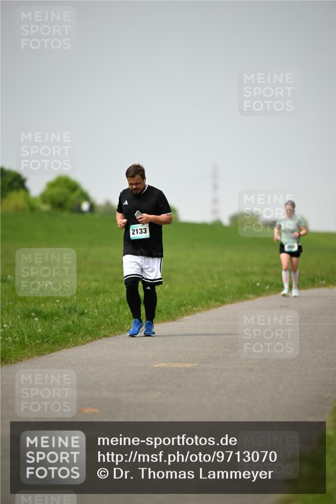 10.05.2026 - 8. Wedeler Halbmarathon Dr. Thomas Lammeyer http://msf.ph/oto/9713070 10.05.2026 12:12:56 Laufen 2133 meine-sportfotos.de
